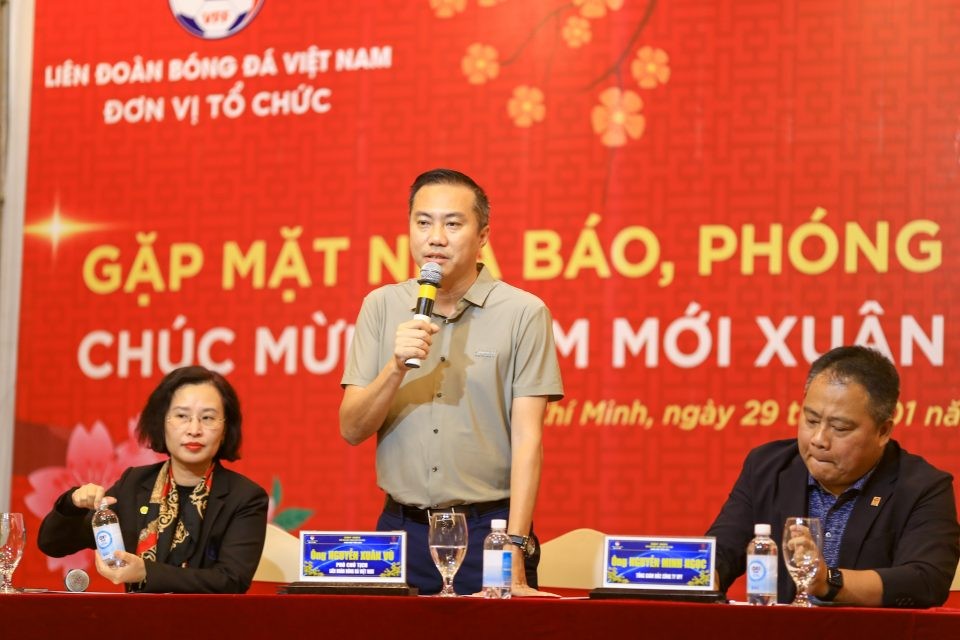 Phó Chủ tịch LĐBĐVN Nguyễn Xuân Vũ (giữa)